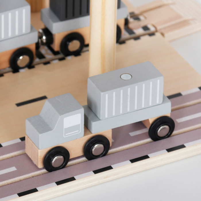 Drewniany port z dźwigiem dla dzieci 