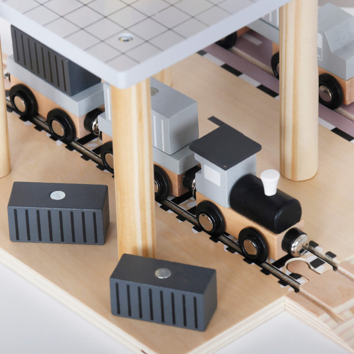 Drewniany port z dźwigiem dla dzieci 