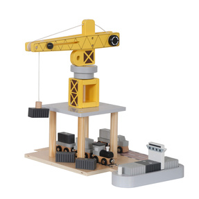 Drewniany port z dźwigiem dla dzieci