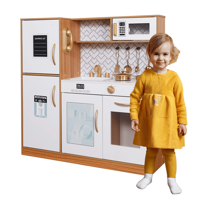 Drewniana kuchnia z lodówką 