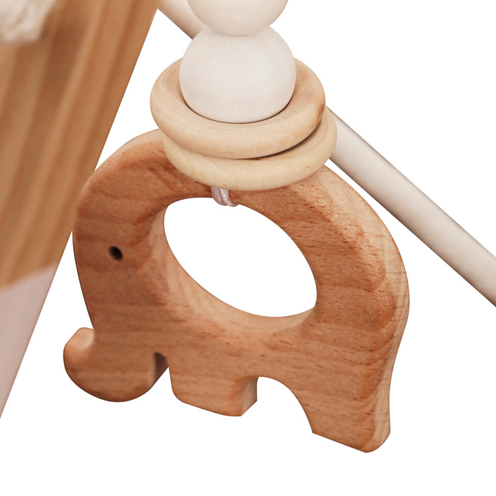 Stojak edukacyjny z drewnianymi zawieszkami