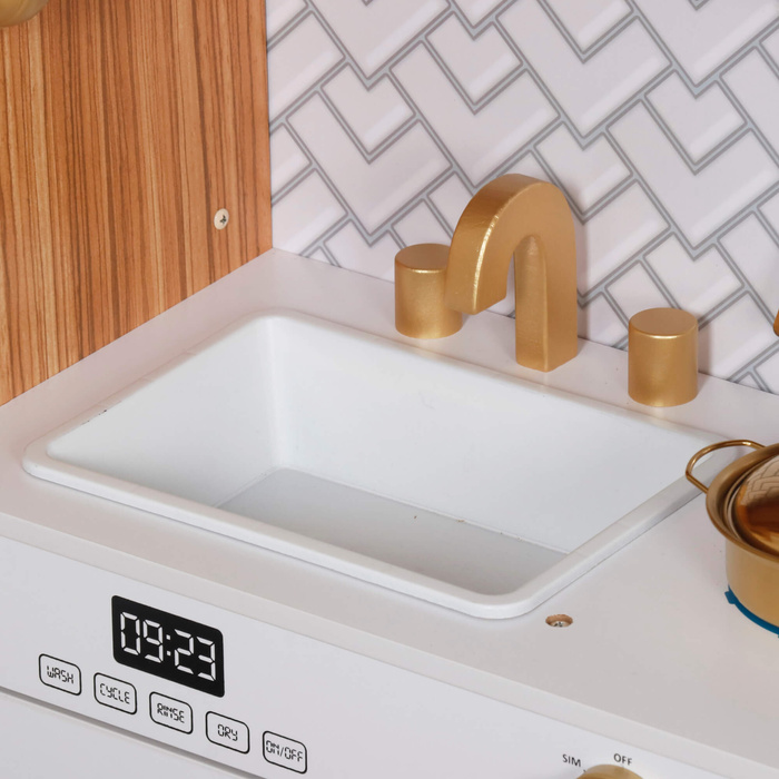 Drewniana kuchnia z lodówką 